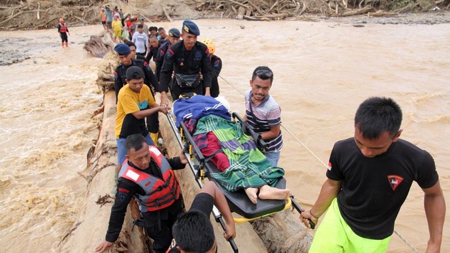 Tim gabungan saat ini masih terus berupaya menyuplai kebutuhan para korban terdampak banjir bandang dan tanah longsor di Aceh, Sumatra Utara, dan Sumatra Barat.