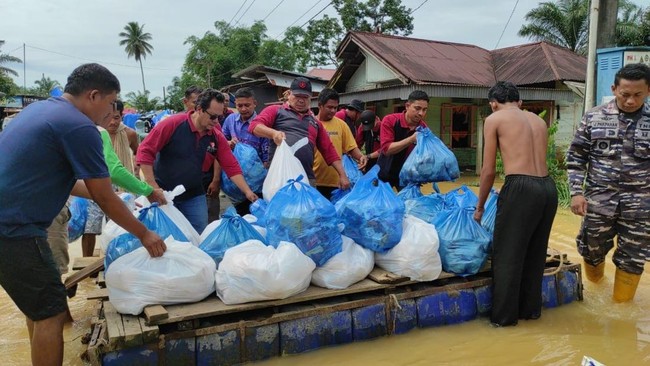 Artha Graha Peduli dan PT RMM salurkan bantuan, dirikan dapur umum dan posko kesehatan untuk korban banjir di Mandailing Natal, Sumut.
