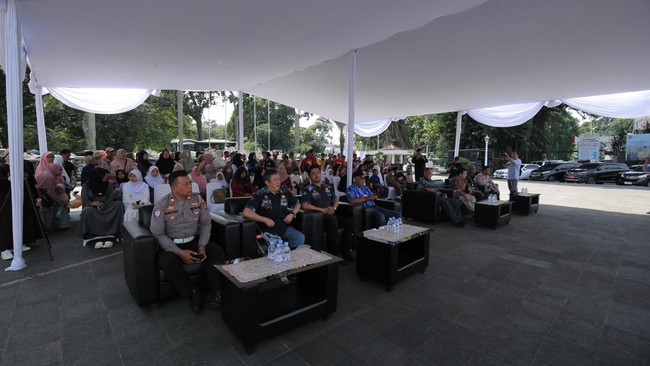 CT Arsa Foundation dan FKPPAL menggelar bakti sosial di Bogor, menyalurkan sembako, alat tulis, dan layanan gratis untuk motor. Misi: memutus rantai kemiskinan.