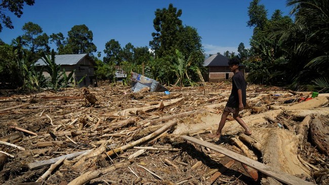 Korban banjir di Pidie Jaya Aceh mengatakan material banjir yang menerpa rumahnya berupa lumpur dan kayu hingga ranting pohon.
