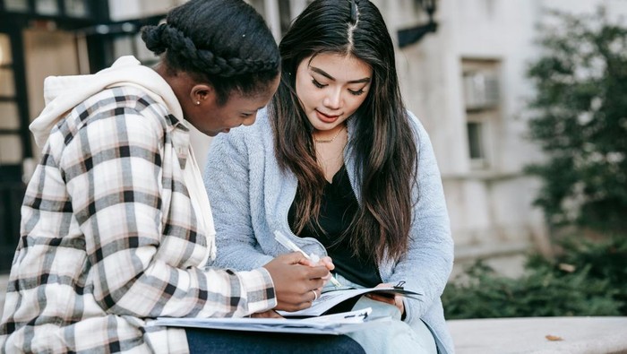 Orang yang namanya berawalan N adalah sosok yang cerdas. Mereka suka menambah wawasan dan berpikir mendalam.