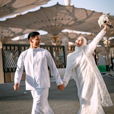 7 Potret Bahagia Pernikahan Dara Arafah di Madinah
