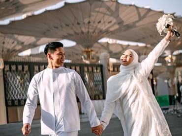 7 Potret Bahagia Pernikahan Dara Arafah di Madinah