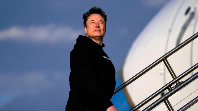 Elon Musk masih di posisi puncak dalam daftar orang terkaya dunia per Januari 2026. Harta Bos Tesla itu terpaut sekitar Rp9.000 triliun dengan peringkat kedua.