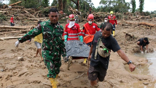 Total korban bencana banjir dan longsor di Sumut mencapai 1.090 orang, 176 di antaranya tewas dan 160 masih dalam pencarian.