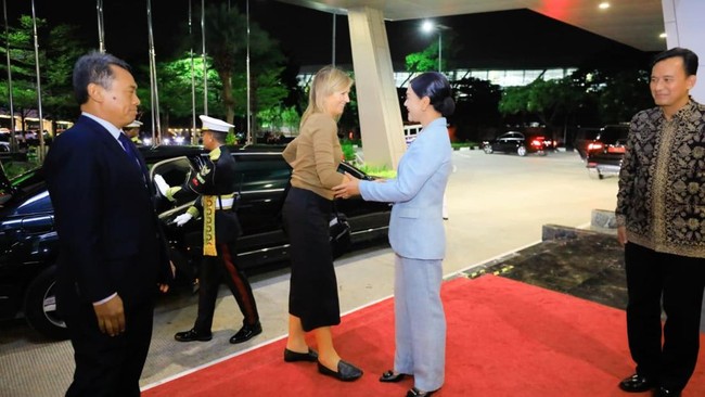 Anggota Dewan Komisioner OJK Friderica Widyasari turut melepas kepergian Ratu Maxima usai melakukan lawatan ke Indonesia.