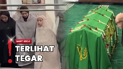 Richa Novisha Ikut Salatkan Jenazah Gary Iskak sebelum Dimakamkan
