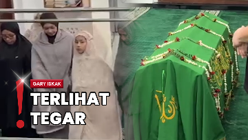 Highlight Dunia Hiburan InsertLive : Richa Novisha Ikut Salatkan Jenazah Gary Iskak sebelum Dimakamkan