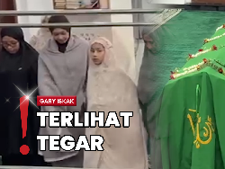 Richa Novisha Ikut Salatkan Jenazah Gary Iskak sebelum Dimakamkan