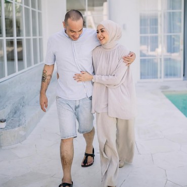 Tertunduk Lesu, Istri Antar Gary Iskak untuk Disalatkan Menuju Pemakaman