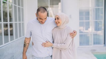 Tertunduk Lesu, Istri Antar Gary Iskak untuk Disalatkan Menuju Pemakaman