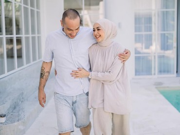 Tertunduk Lesu, Istri Antar Gary Iskak untuk Disalatkan Menuju Pemakaman