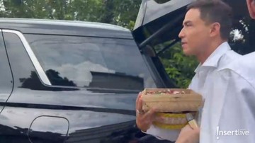 Berita Viral Selebriti dari InsertLive : Hamish Daud Bawa Bunga di Pemakaman Ibunda Raisa