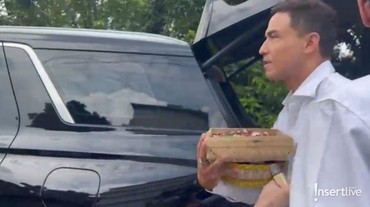 Hamish Daud Bawa Bunga di Pemakaman Ibunda Raisa