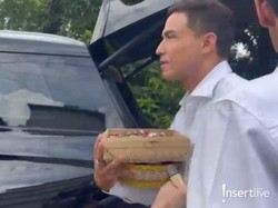 Hamish Daud Bawa Bunga di Pemakaman Ibunda Raisa