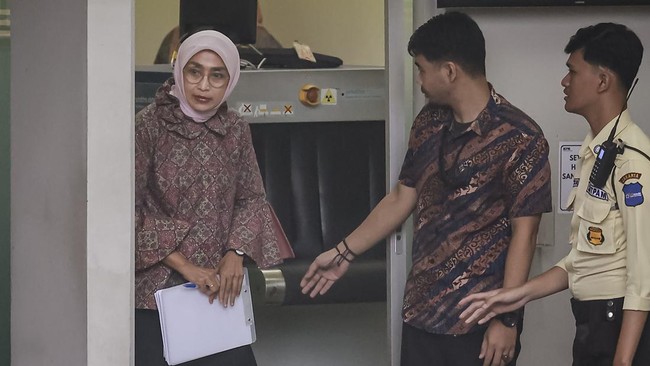 Ira Puspadewi, mantan Dirut ASDP, ucapkan terima kasih setelah bebas dari penjara. Ia berharap hukum Indonesia lebih melindungi profesional di masa depan.