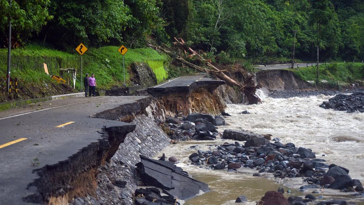 Perjuangan Tim SAR Lintasi Sungai dengan Tali Evakuasi Korban Banjir