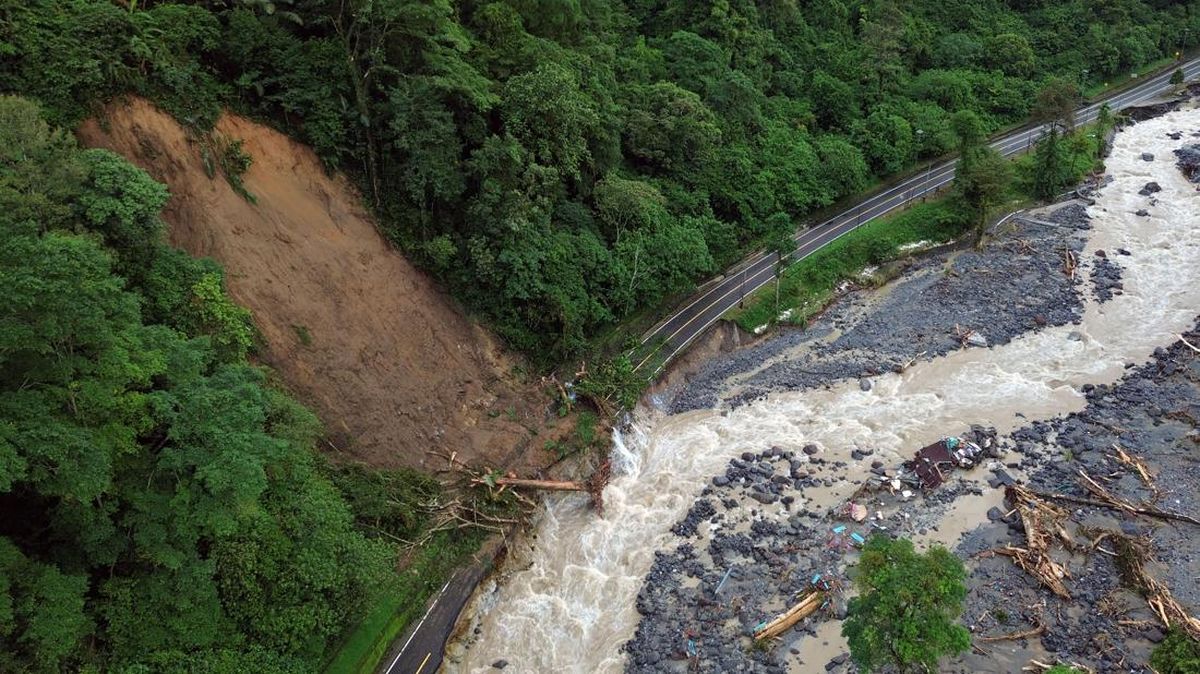 Jalan Penghubung Konawe Selatan-Bombana Sultra Amblas Imbas Longsor