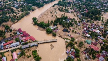 FOTO: Jembatan Penghubung Banda Aceh-Medan Putus Akibat Banjir