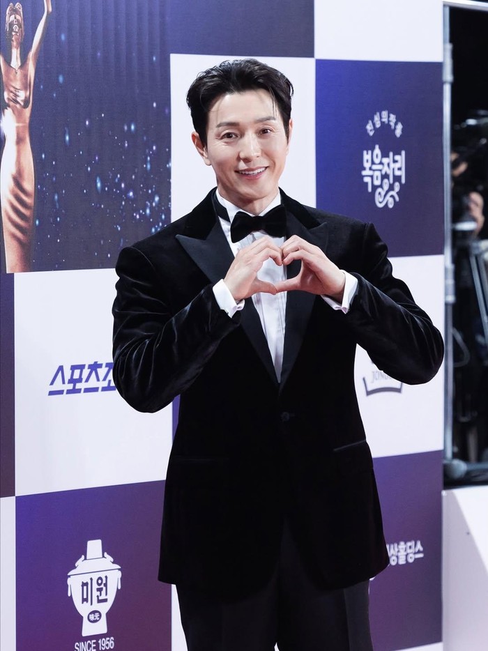 Namanya makin melejit usai bintangi serial Netflix The Glory (2022-2023), aktor Jung Sung Il mengumumkan telah resmi mengakhiri pernikahannya setelah sembilan tahun.