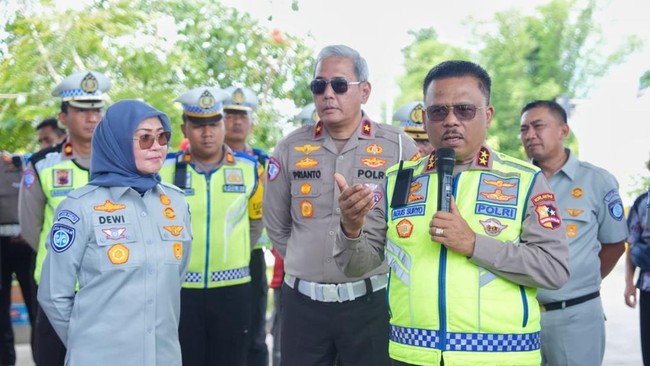 Kakorlantas Polri Irjen Agus Suryonugroho meninjau Induk PJR Cikampek untuk memastikan kesiapan Operasi Ketupat 2026, menjamin kelancaran arus mudik Lebaran.