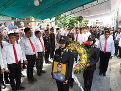 Kapolda Riau Beri Penghormatan Terakhir Anggota Korban Longsor di Sumbar