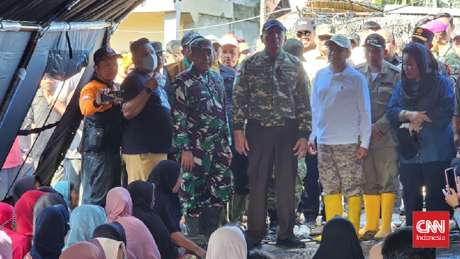 Menteri Pertahanan Sjafrie Sjamsoeddin instruksikan gerak cepat penanganan bencana di Aceh. Fokus pada distribusi logistik untuk pengungsi terdampak banjir.