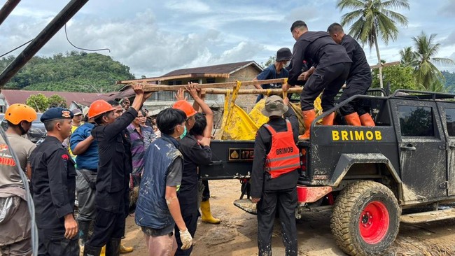 Aliran listrik dan akses internet belum kembali pulih di Tapanuli Tengah akibat banjir longsor, membuat aktivitas warga dan proses penyaluran bantuan terhambat.