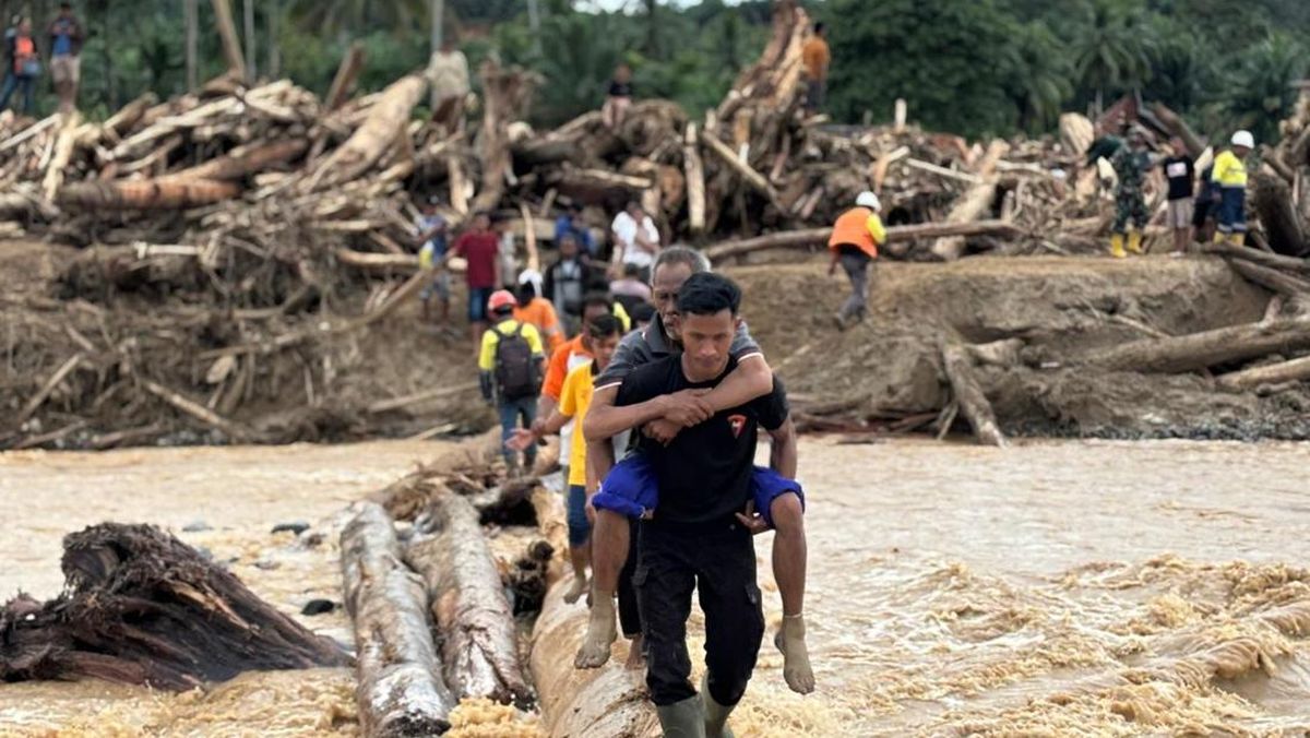 Tim SAR Evakuasi 37.566 Warga Terdampak Banjir-Longsor di Sumatra