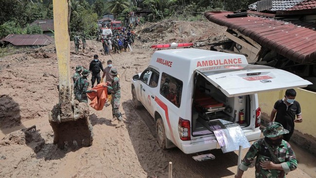 BNPB melaporkan total korban meninggal akibat banjir dan longsor di Aceh, Sumut, dan Sumbar mencapai 1053 jiwa, dengan 200 orang masih hilang.