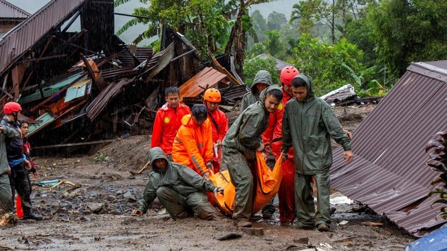 BNPB mencatat total 303 orang meninggal dunia dan masih ada 279 orang yang dilaporkan hilang akibat bencana banjir bandang dan tanah longsor di Pulau Sumatera.