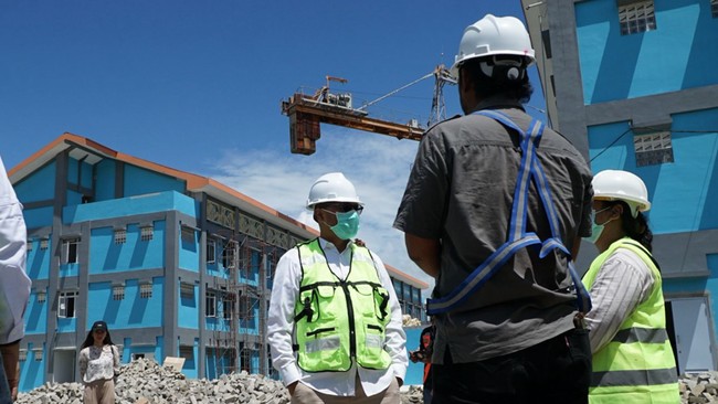 Pejabat Kementerian PKP melakukan kunjungan lapangan untuk meninjau progres pembangunan Rumah Susun Daerah Otonomi Baru (DOB) Papua Tengah