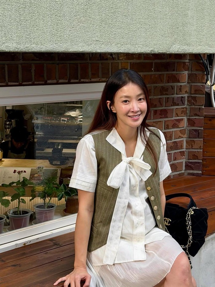 Pada 2017 silam, Lee Si Young menikah dengan pengusaha restoran yang lebih tua sembilan tahun darinya bernama Cho Seung Hyun. Tak disangka, pasangan yang dikaruniai seorang putra dan jauh dari gosip miring tersebut, justru memutuskan untuk bercerai pada Maret 2025.