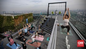 FOTO: Menikmati Yoga di Puncak Gedung Tertinggi