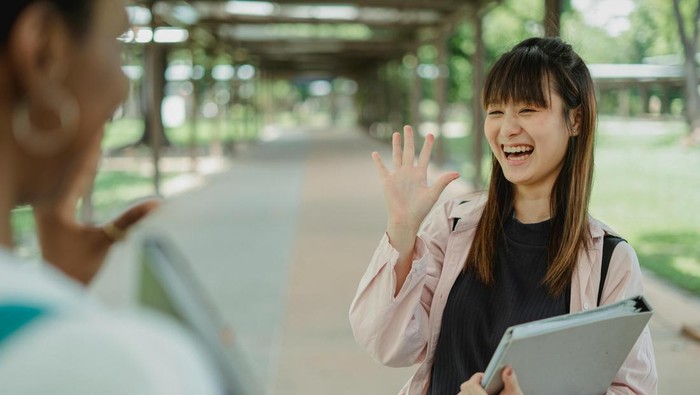 Menyapa orang lain terlebih dahulu. Kamu bisa mengucap selamat pagi dan menanyakan kabar.