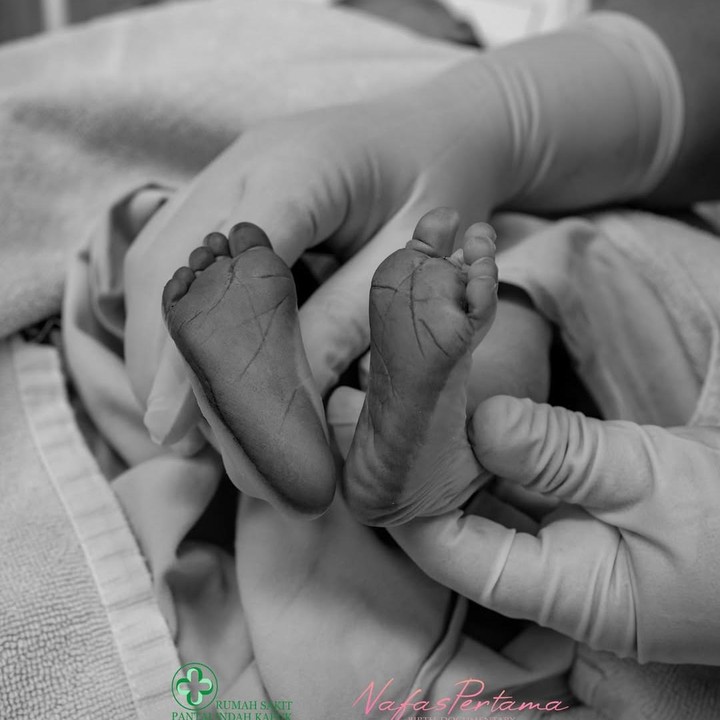 <p>Vior melahirkan seorang bayi perempuan pada Jumat sore (28/11/25). Vior dan Vincent menyematkan nama yang cantik untuk anak pertama mereka ini. "VINICA RIVIORA KOSASIH. 28.11.25 [18.45 WIB]," tulis Vior dalam unggahan di Instagram. (Foto: Instagram @nafaspertama via @nitavior)</p>