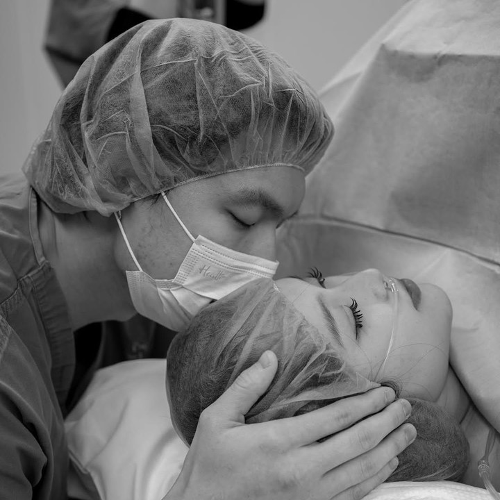 <p>Melalui unggahan di Instagram, Vior membagikan perjuagannya melahirkan sang putri. Sebelum putrinya lahir, Vior sempat menunggu pembukaan yang tak kunjung lengkap di usia kehamil 39 minggu. Perempuan 25 tahun ini bahkan sempat dibantu dengan induksi balon untuk merangsang pembukaan. Namun, setelah enam jam menunggu, pembukaan tetap tidak lengkap.&nbsp;(Foto: Instagram @nafaspertama via @nitavior)</p>