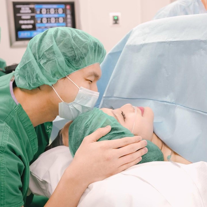 <p>Selama proses persalinan, Vior selalu didampingi oleh suaminya Vincent Rivaldi Kosasih. Suami Vior ini sudah siaga di samping istrinya bahkan seminggu sebelum melahirkan. Vincent terus memberikan semangat ke Vior agar kuat menunggu pembukaan hingga memutuskan untuk melahirkan caesar.&nbsp;(Foto: Instagram @nafaspertama via @nitavior)</p>