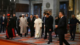 Paus Leo XIV Tengok Masjid Biru Istanbul di Sela-sela Kunjungan Turki