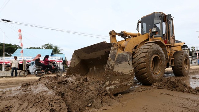 Personel Polres Gayo Lues bersama Polsek Rikit Gaib dan Brimob Polda Aceh turun langsung membantu warga terdampak banjir bandang di Desa Cane Toa, Rabu (24/12).