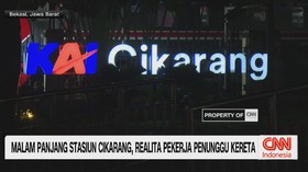 VIDEO: Malam Panjang Stasiun Cikarang, Realita Pekerja Penunggu Kereta