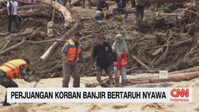 VIDEO: Perjuangan Korban Banjir Bertaruh Nyawa