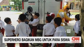 VIDEO: Superhero Bagikan MBG Untuk Para Siswa