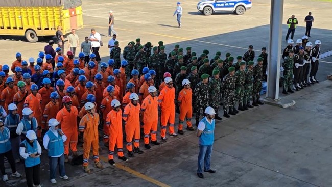 Dirut PLN melepas langsung keberangkatan personel tanggap darurat dan material perbaikan tower SUTT 150 kV ke lokasi-lokasi terdampak, Sabtu (29/11).