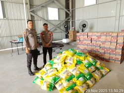 Pakai Heli, Polresta Pekanbaru Kirim Bantuan 1 Ton Beras ke Sumbar