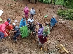2 Prajurit TNI Tewas Akibat Longsor di Padang, 1 Hilang