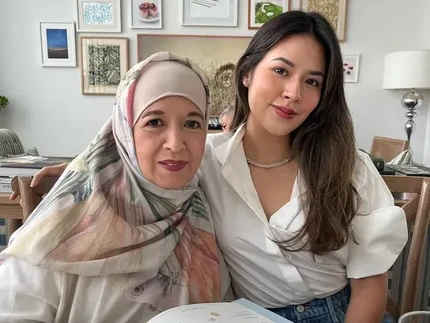 Ibunda Meninggal Dunia, Raisa Kenang Foto bersama Almarhumah
