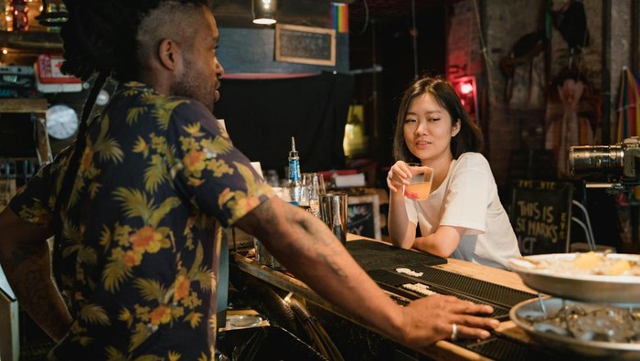 Suka mengobrol walaupun ringan. Obrolan ringan bisa jadi cara awal untuk dekat dengan seseorang.