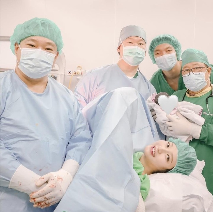 <p>Kabar bahagia datang dari selebgram Nita Vior. Perempuan yang akrab disapa Vior ini baru saja melahirkan anak pertama berjenis kelamin perempuan pada Jumat (28/11/25) melalui operasi caesar di RS Pantai Indah Kapuk, Bunda.&nbsp;(Foto: Instagram @nafaspertama via @nitavior)</p>