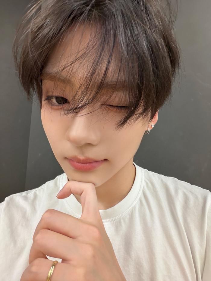 Bikin fans terharu, Sangwon yang juga merupakan mantan anggota Trainee A akan debut bersamanya. Ya, idol K-Pop berusia 22 tahun itu menduduki peringkat #1 di episode final BOYS II PLANET dan secara otomatis menjadi center ALD1. / Foto: x.com/ALD1_official